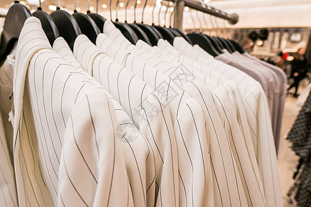 零售店展示架上的時裝設計服裝